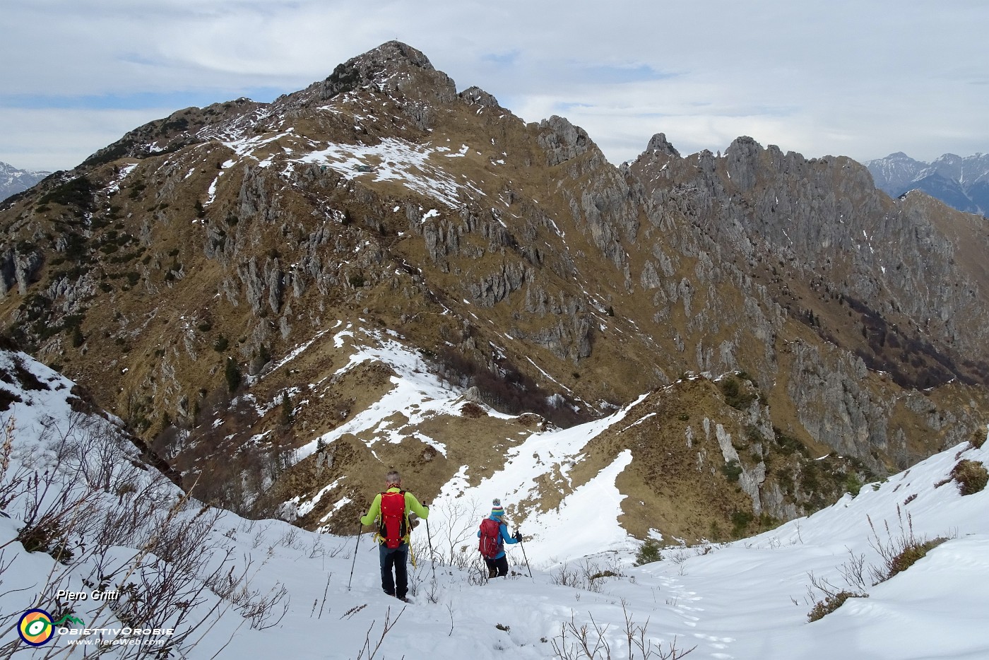 54 Sul sent. 102 in ripida discesa al Passo di Grialeggio.JPG